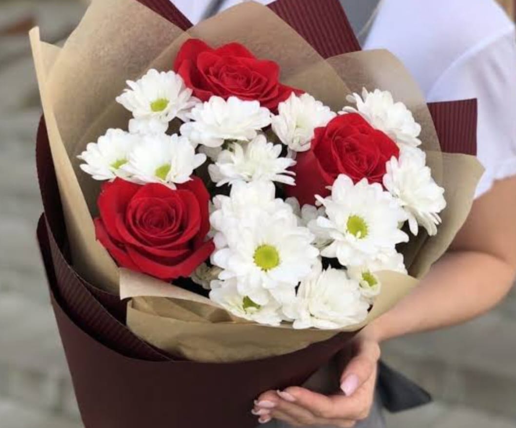 Букет с красными и белыми цветами